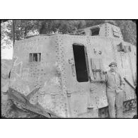 Saleux (Somme). Tank allemand capturé à Villers-Bretonneux le 25 avril 1918. Remis en état de marche après 12 jours de travail sous le feu de l’ennemi et ramené à l’arrière, la porte gauche d’accès à l’arrière. [légende d’origine]