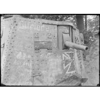 Saleux (Somme). Tank allemand capturé à Villers-Bretonneux le 25 avril 1918. Le tank, l’avant. [légende d’origine]