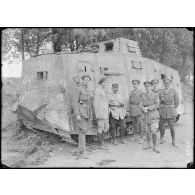 Saleux (Somme). Tank allemand capturé à Villers-Bretonneux le 25 avril 1918. L’arrière du tank, une des mitrailleuses latérales, officiers français et anglais venus examiner l’appareil. [légende d’origine]