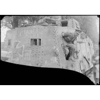 Saleux (Somme). Tank allemand capturé à Villers-Bretonneux le 25 avril 1918. Le général Courage du 5th Tank’s brigade sortant du tank allemand. [légende d’origine]