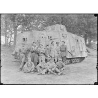 Saleux (Somme). Tank allemand capturé à Villers-Bretonneux le 25 avril 1918. L’équipe qui a remis le tank en état de marche. [légende d’origine]
