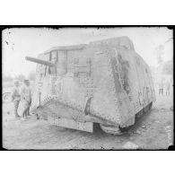 Saleux (Somme). Tank allemand capturé à Villers-Bretonneux le 25 avril 1918. L’avant, le canon de 57 et porte d’accès. [légende d’origine]