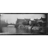 Roesbrugge (Belgique). Au bord de la rivière de l'Yser, ravitaillement en eau potable des troupes anglaises. [légende d'origine]