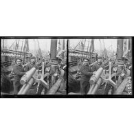 Boulogne-sur-Mer. Bateaux armés contre les sous-marins. A bord de la Bécassine, voilier à moteur. [légende d'origine]