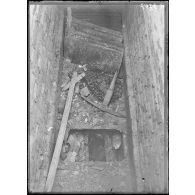 Champien, Somme, vue intérieure de la sépulture violée, une pioche allemande est demeurée dans le caveau. [légende d'origine]