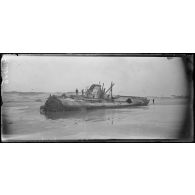 Wissant (Pas-de-Calais). Le sous-marin allemand (U.C.61) échoué. [légende d'origine]