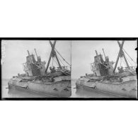 Wissant (Pas-de-Calais). Le sous-marin allemand (U.C.61) échoué. Le capot. [légende d'origine]