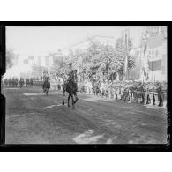 [Le général Franchet d'Esperey défile à cheval dans les rues de Salonique.]