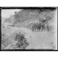 Route de Polak à Kavadar. Offensive balkanique du 15 septembre 18. Prisonniers bulgares ramenés à l'arrière. [légende d'origine]