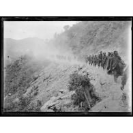 Route de Polak a Kavadar. Offensive balkanique du 15 septembre 18. Prisonniers bulgares ramenés à l'arrière. [légende d'origine]