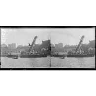 Brest, dans l'avant port, caisses contenant des hydravions et ponton grue servant au déchargement. [légende d'origine]