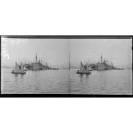 Brest, en rade abri, navires américains au mouillage. Au premier plan, la baleinière de l'école navale. [légende d'origine]