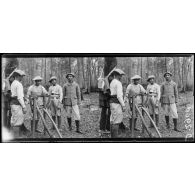 Dans la forêt de Compiègne (Oise) près de la Croix-Saint-Ouen, soldats annamites employés à la coupe des bois. Annamite aiguisant ses outils. [légende d'origine]