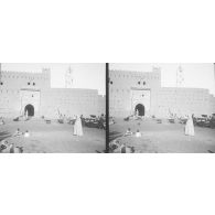 174. Porte d'entrée du Ksar et de la mosquée. [légende d'origine]