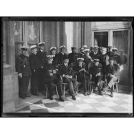 [Photographie de groupe rassemblant Georges Leygues, ministre de la Marine et les membres du conseil naval interallié, à Paris, au ministère de la Marine.]