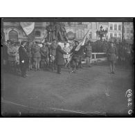 [Cérémonie militaire à Maubeuge libérée : les généraux Matheson et Horne remettent le drapeau à la garde canadienne.]