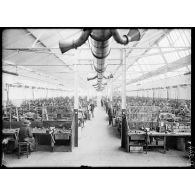 Saint-Chamond (Loire). Fabrique de tresses et lacets. La salle des métiers à lacets. (octobre 1917). [légende d'origine]