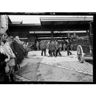 Paris. Gare de Lyon. 14 août 1916. Obsèques du Mandarin annamite Nguyen Liêm. Le corps est porté à bras au wagon funéraire. [légende d'origine]
