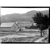 Mont-Dauphin (Hautes-Alpes). Lycée serbe. Vue générale. 1050 m d'altitude. [légende d'origine]