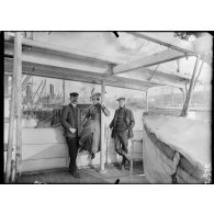Saint-Nazaire. Un capitaine de cargo anglais, son second et sa femme rescapés d'un torpillage. [légende d'origine]