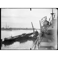Saint-Nazaire. Décharge d'un navire et déchargement sur péniches par grue ponton. [légende d'origine]
