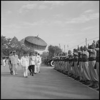 Le roi du Cambodge Norodom Sihanouk passe en revue les troupes au cours de l'anniversaire de la rétrocession de Battambang par le Siam.