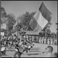 Défilé de la musique militaire devant la tribune lors d'une cérémonie pour l'anniversaire de la rétrocession Battambang par le Siam.