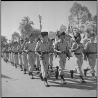 Défilé des troupes lors d'une cérémonie pour l'anniversaire de la rétrocession Battambang par le Siam.
