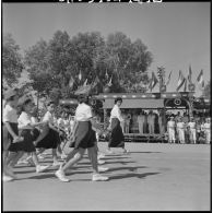 Défilé des écoliers devant la tribune officielle lors d'une cérémonie pour l'anniversaire de la rétrocession Battambang par le Siam.
