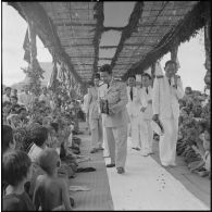 Le roi du Cambodge Norodom Sihanouk et les autorités saluent la population venue leur rendre les honneurs à Mongkol Borey.