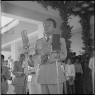 Allocution du roi du Cambodge Norodom Sihanouk devant la population lors d'une visite à Mongkol Borey.