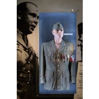 Exposition de l'uniforme d'Emile Coulaudon dit colonel Gaspard au musée du mont-Mouchet, en Haute-Loire.