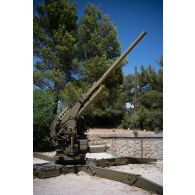 Exposition d'un canon antiaérien américain de type 90 mm AA gun au mémorial du débarquement et de la libération de Provence à Toulon.