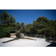 Exposition d'un canon antiaérien américain de type 90 mm AA gun au mémorial du débarquement et de la libération de Provence à Toulon.
