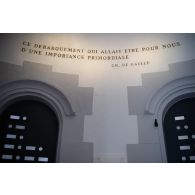 Plaque commémorative à l'entrée du mémorial du débarquement et de la libération de Provence à Toulon.