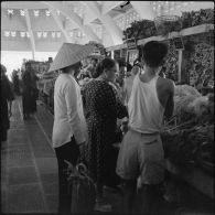 Les acheteurs achètent des fruits et légumes au marché central de Phnom Penh.