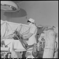 L'infirmière Christiane Sacquet auprès d'un blessé en salle d'opération.