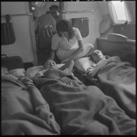 L'infirmière Christiane Sacquet accompagne dans un avion sanitaire des blessés à destination de Saigon.