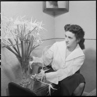 Christiane Sacquet, infirmière, arrange un bouquet de fleurs dans sa chambre.