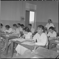 Des élèves dans une salle de classe du lycée Descartes de Phnom Penh.