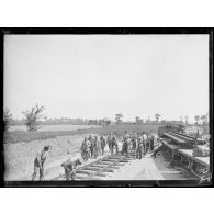Wumezele, soldats anglais construisent une voie ferrée. [légende d'origine]