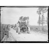 Près de Steenvoorde, tracteurs anglais sur la route. [légende d'origine]