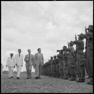 Revue d'un détachement de l'armée royale khmère par Richard Nixon à Siem Reap.