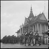 Défilés des troupes de l'Armée royale khmère devant le palais royal lors du transfert du commandement militaire au gouvernement royal.