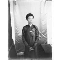 [Tonkin, 1905-1908. Portrait d'un jeune notable.]