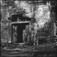 Un soldat français et trois garçons au temple de Preah Khan.
