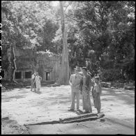 Un fonctionnaire français et deux Cambodgiens regards sur le temple de Preah Khan.