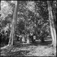 Officiels français rencontrent des Cambodgiens dans la forêt près du temple de Preah Khan.