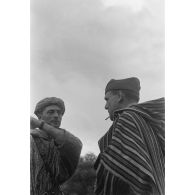 Discussion de deux officiers du 2e groupe de tabors marocains (2e GTM), unité qui vient de libérer le village de Saint-Florent.
