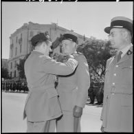 Le général Gilles fait officier de la légion d'honneur un lieutenant-colonel du 3ème bureau du corps d'armée colonial (CAC).